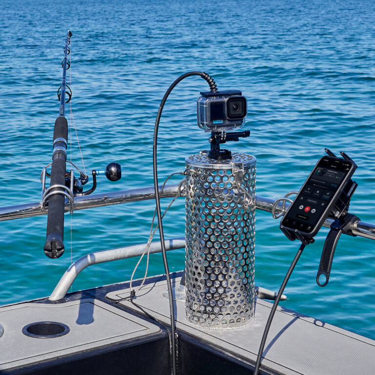 GoPro Hero13 已连接至 Seavu Seeker 并安装在白肋烟罐上，手机则位于船栏杆和鱼竿上
