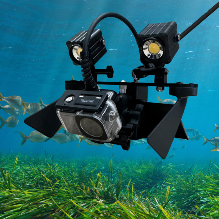 Seavu Seeker Marine Kit 和 DeepScope Rig 在实时水下研究调查期间在海草上滑行。