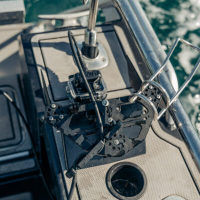 GoPro HERO13 安装在 Seeker DeepScope 设备上，旁边是准备进行水下部署的船只。