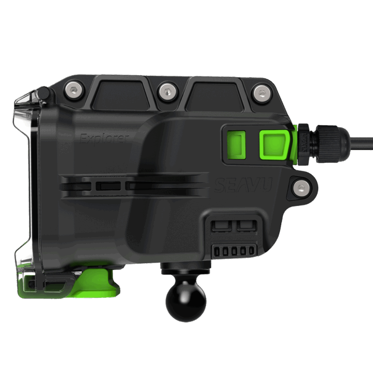 Seavu Explorer+ 水下相机外壳配备光纤 USB-C 线缆，用于 DisplayPort 视频输出和持续供电