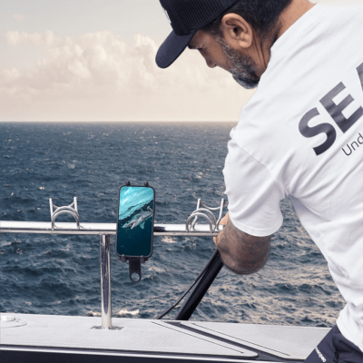 船上人员使用 Seavu 系统将运动相机上的水下镜头实时传输到手机