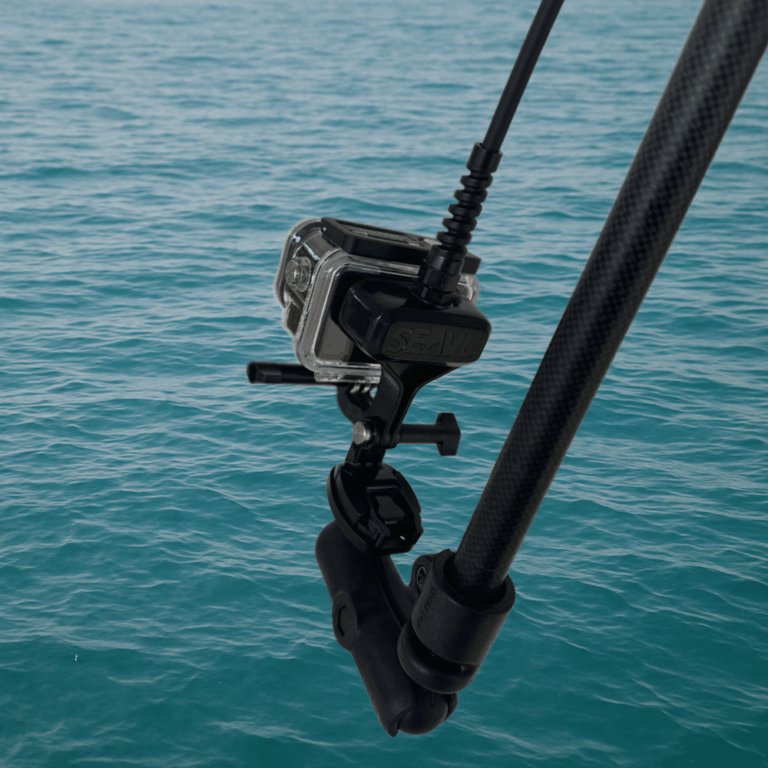 Seavu Seeker Pole Kit 配备 DJI Action 5 Pro，防水盒装，安装在延长杆上，配有可见接收器和动作线，可用于水下直播