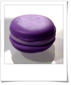 Maccron violet en pâte fimo